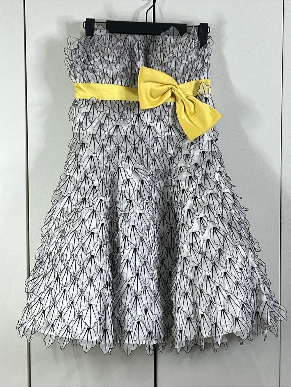 Terani Couture Size 4 White Black 3D Ruffle Dress Yellow Bow Strapless
